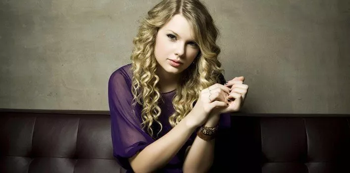 Taylor Swift Lila Kleid