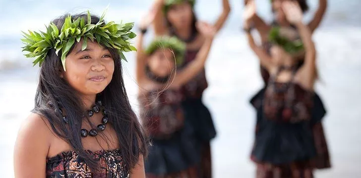 Only people with Hawaiian ancestry are considered to be Hawaiians.