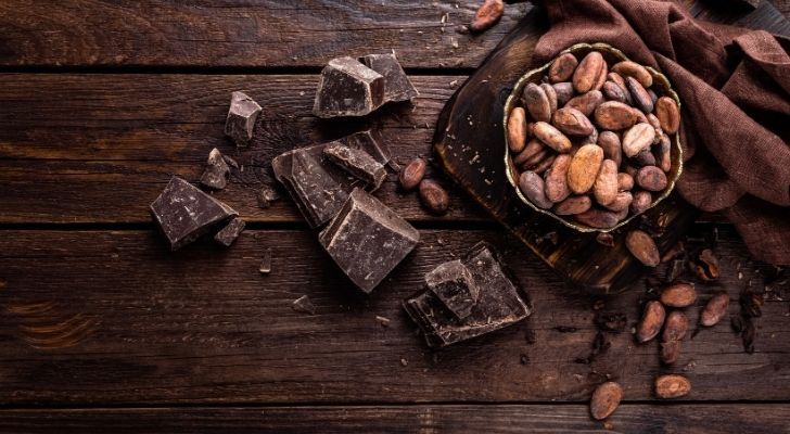 Dark chocolate pieces and cocoa beans