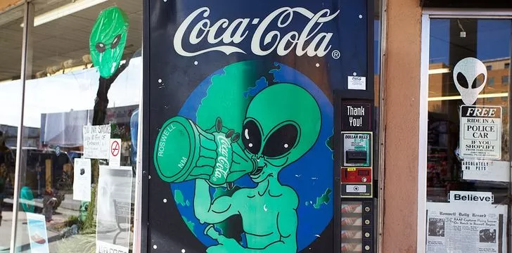 Ada Mesin Penjual Coca-Cola bertema alien di Roswell.  #FAKTA