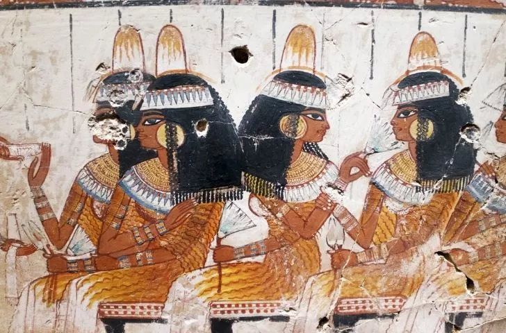 Painting of ancient Egyptian women wearing makeup.