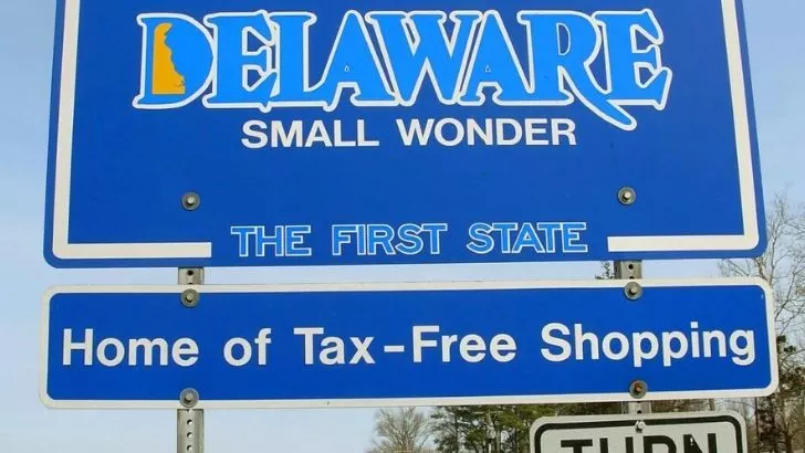 A welcome to Delaware sign.