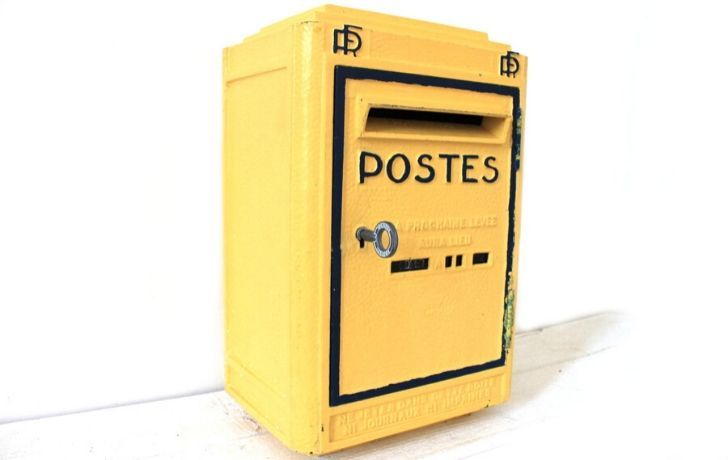 A yellow French mail box