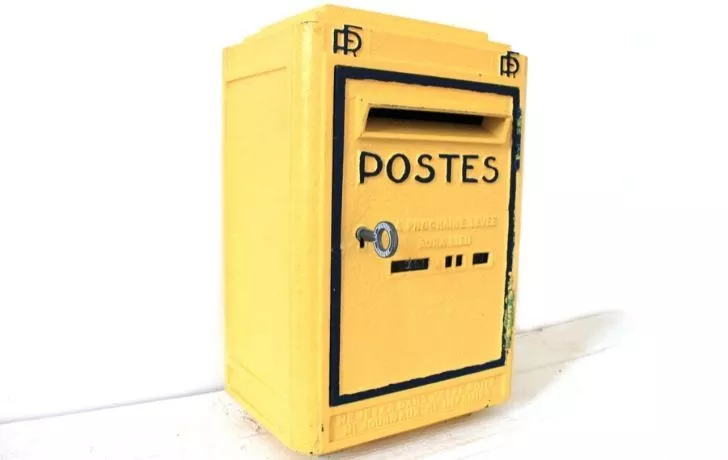 Sarı bir Fransız posta kutusu