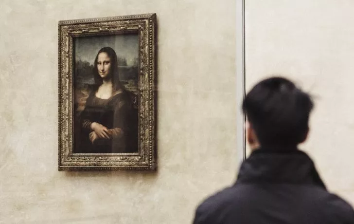 A man looking at the Mona Lisa picture