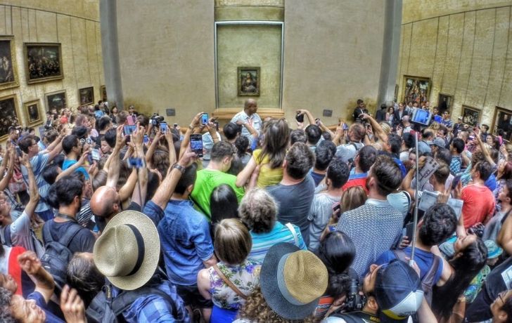 A large crowd taking pictures of Mona Lisa
