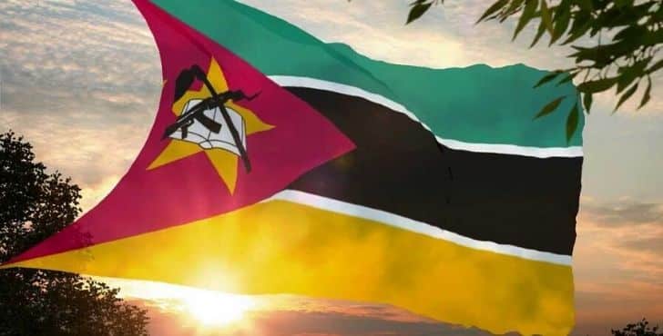 Drapeau du Mozambique montrant des armes à feu