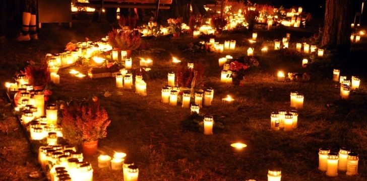 Seleenwoche festivities showing many lit candles