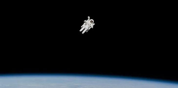 Ce este gravitația? 9 A man floating in space