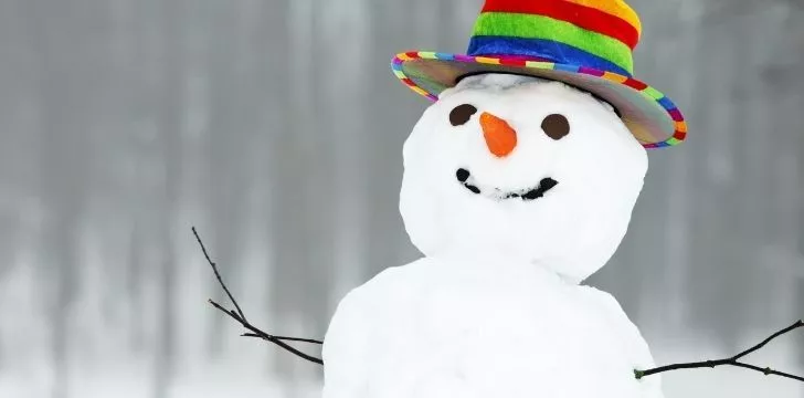 Mutlu gülümseyen kardan adam