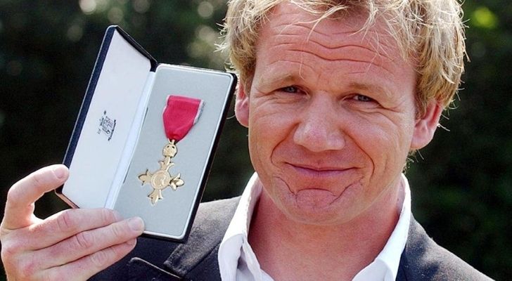 Gordan Ramsay luce orgulloso y sostiene una medalla