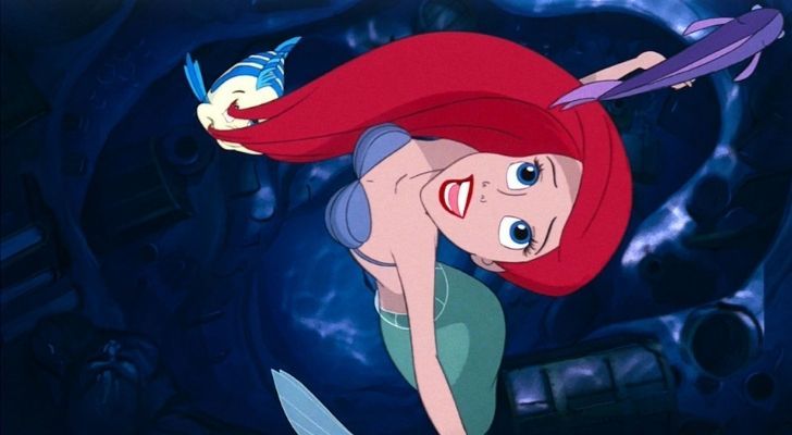 Ariel la Sirenita mira hacia arriba y sueña con bajar a tierra