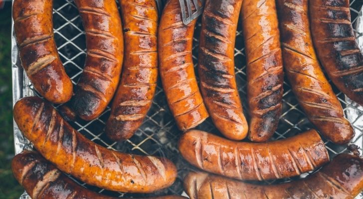 Un montón de sabrosas salchichas a la parrilla.