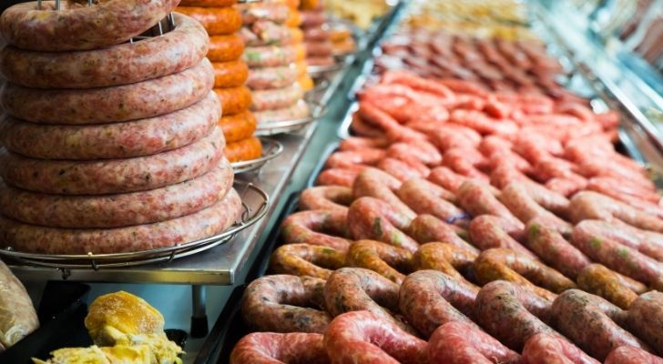 Muchos tipos de carne en la carnicería.