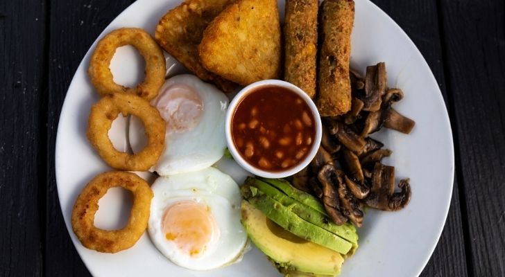 Un desayuno frito vegetariano con salchichas vegetarianas.