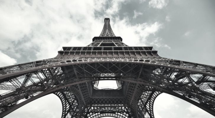 Vista desde abajo de la Torre Eiffel