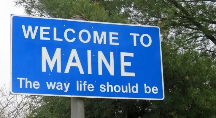 A welcome to Maine road sign