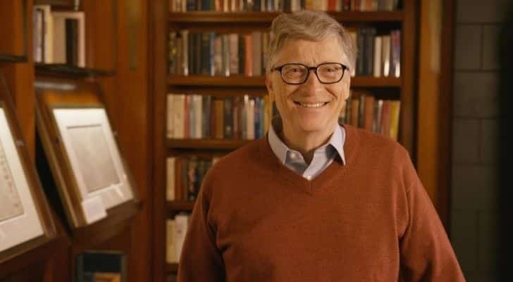 Bill Gates en su biblioteca