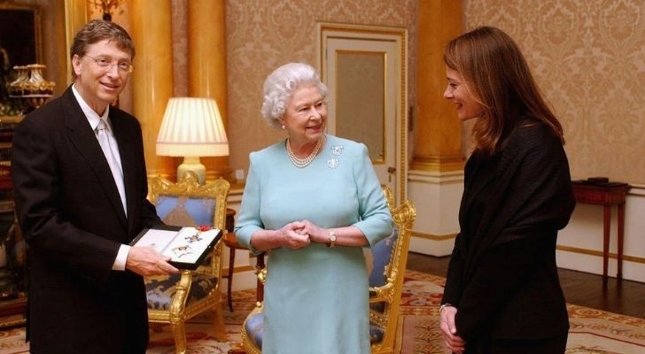 Bill Gates con la reina Isabel II