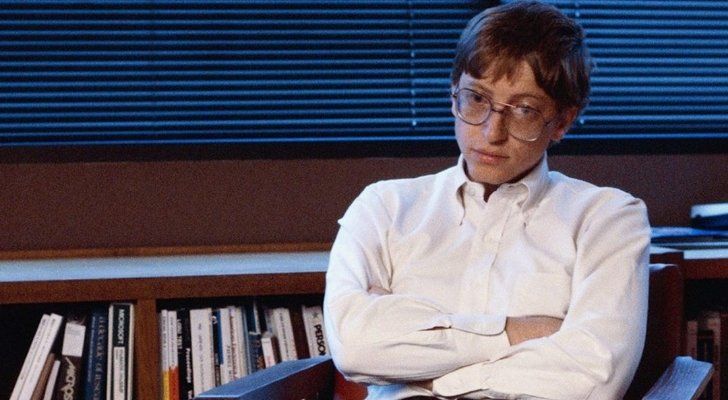 Bill Gates de adolescente con los brazos cruzados