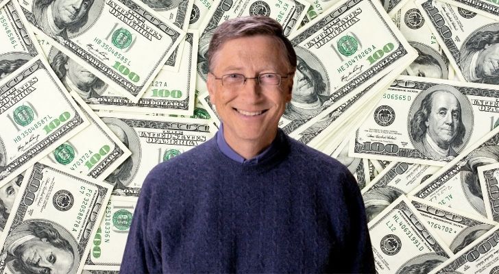 Bill Gates está sonriendo con muchos billetes de cien dólares detrás de él.