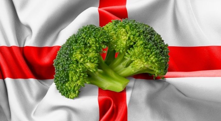 Dos trozos de brócoli con la bandera inglesa detrás de ellos.