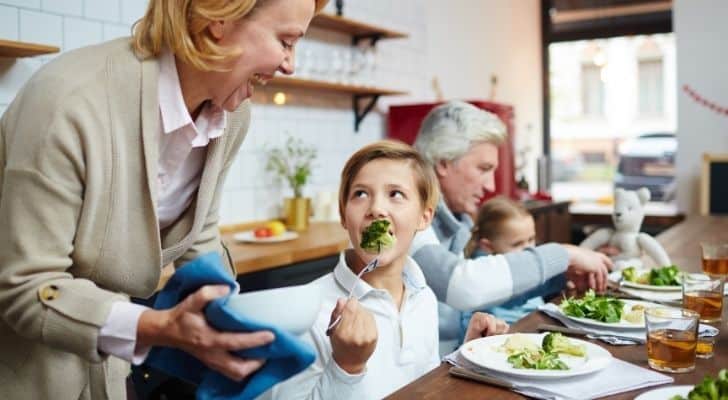 Una familia come brócoli para cenar