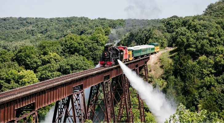 Un tren de vapor cruza un puente en Iowa