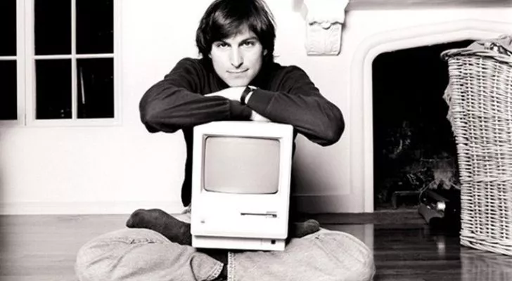 Steve Jobs, kucağında bir Apple bilgisayarıyla