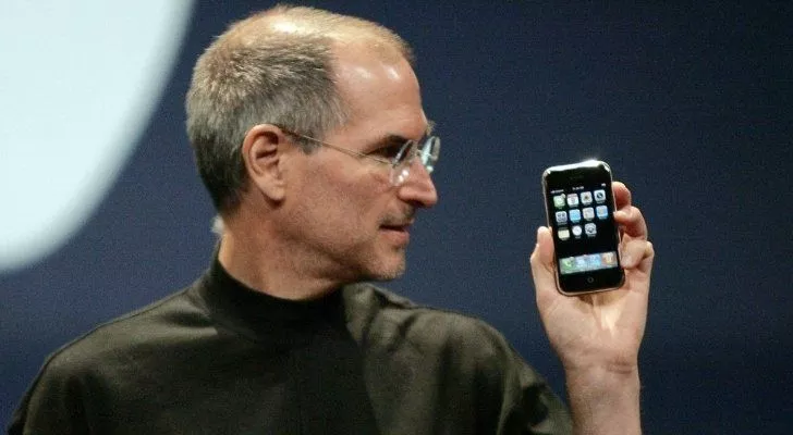 Steve Jobs mban iPhone-in e parë