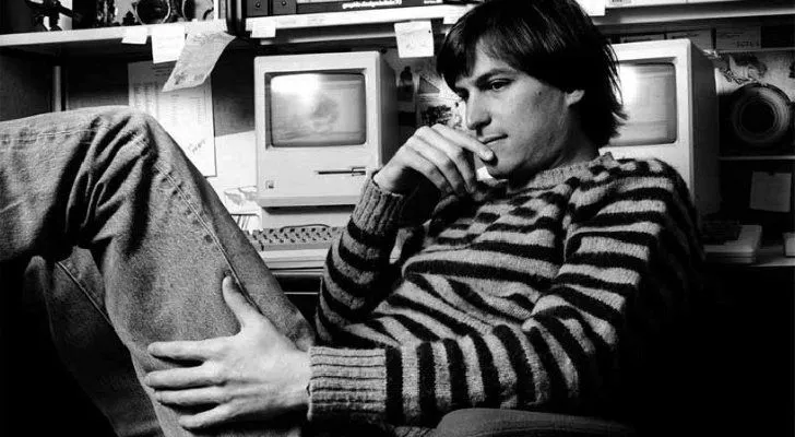 Steve Jobs dikkatli görünüyor