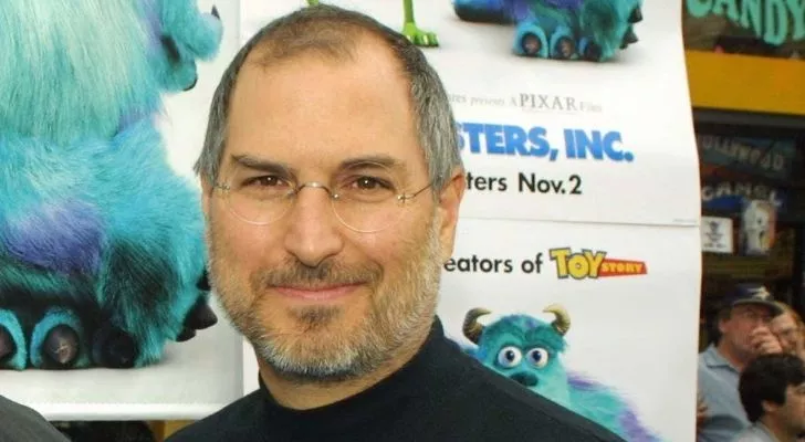 Steve Jobs, arkasında bir Pixar posteri ile