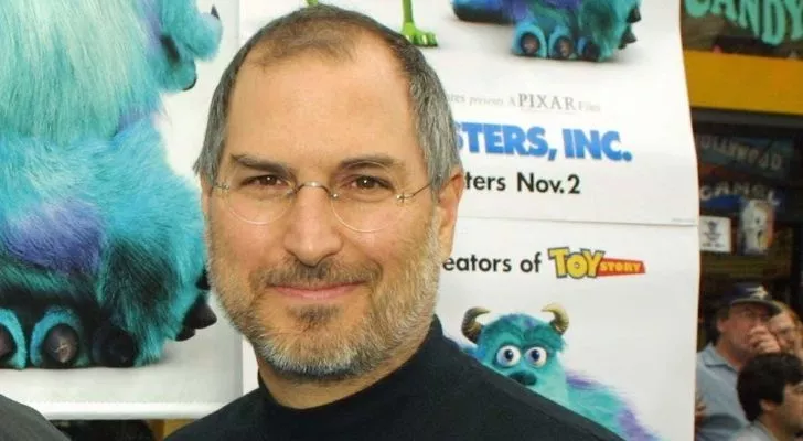 Steve Jobs me një poster të Pixar pas tij