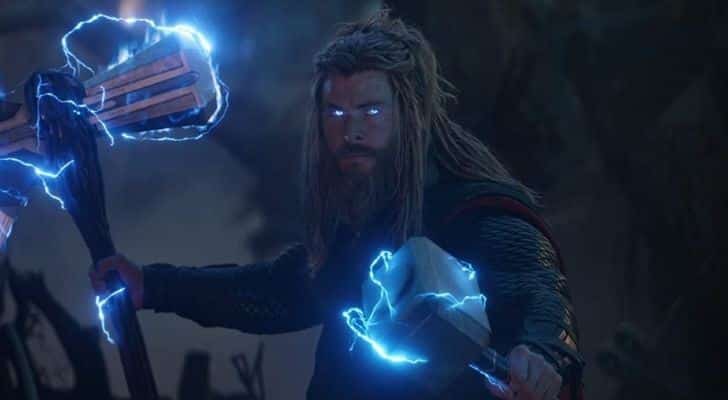 El hermano de Thor con rastas y ojos azules.