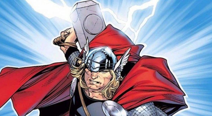 Thor sostiene su martillo
