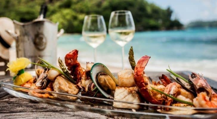 Cena fina de mariscos con el océano en la distancia