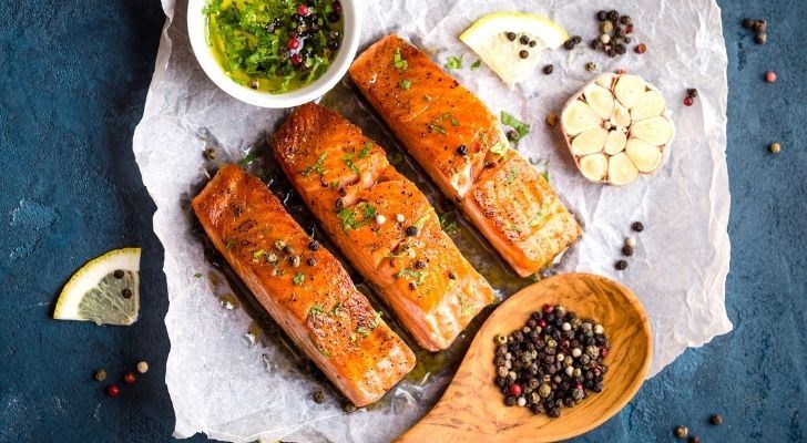 Tres piezas de delicioso salmón cocido