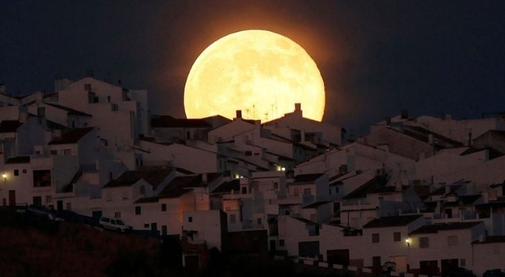 ¿Qué es una luna de fresa? 9 Un superhombre detrás de un pequeño pueblo pintoresco.