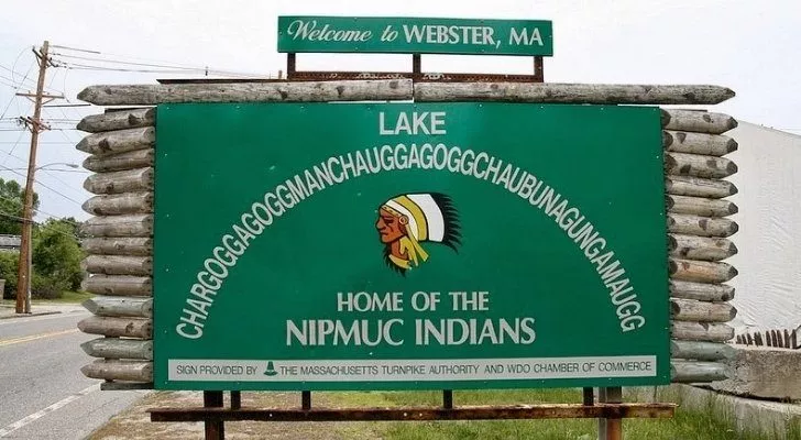 A sign for lake Chargoggagoggmanchaoggagoggchaubunaguhgamaugg