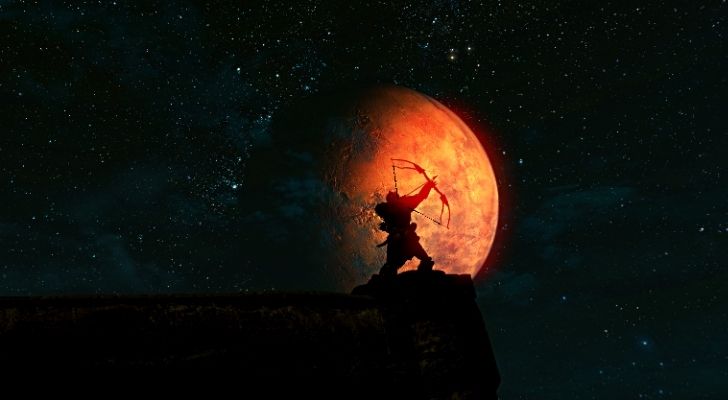 Un cazador frente a la luna de los cazadores.