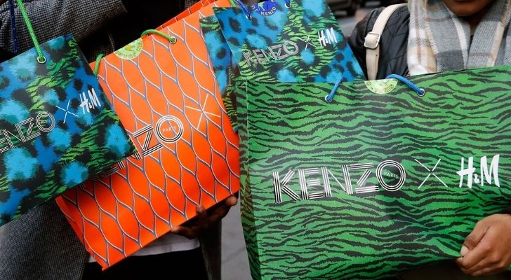 Muchas bolsas de compras coloridas de Kenzo H&M