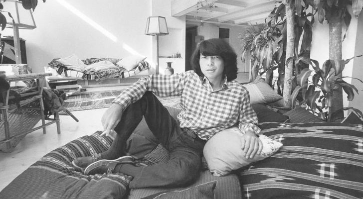 Kenzo Takada foto en blanco y negro sentado en un sofá