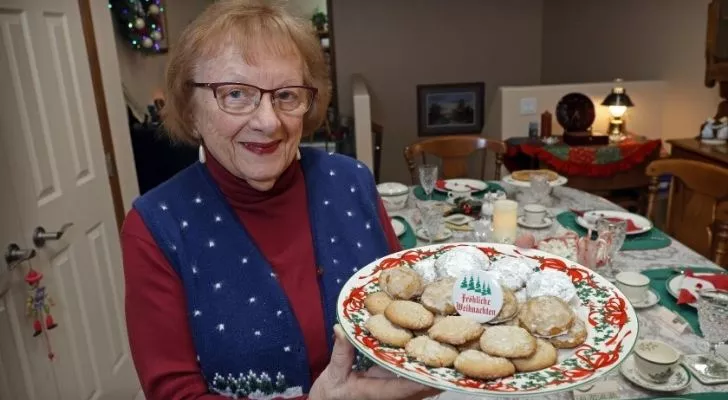 A woman preparing a Pfeffernüsse party