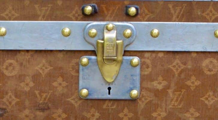 Un primer plano de una cerradura de maletero Louis Vuitton