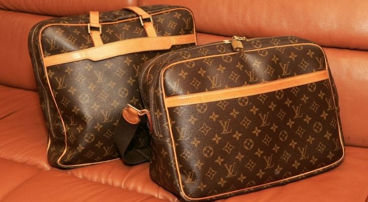 Dos bolsos de Louis Vuitton en una silla