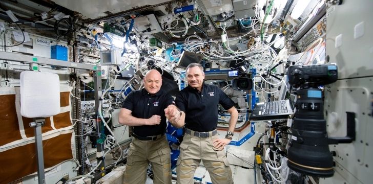 นักบินอวกาศ Mikhael Kornienko และนักบินอวกาศ Scott Kelly บน ISS