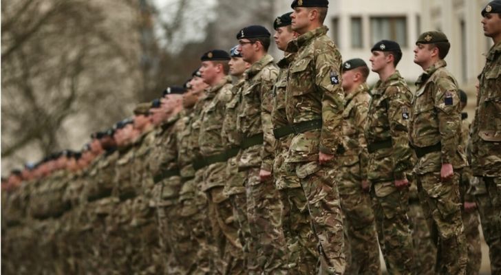 Hombres del ejército británico alineados