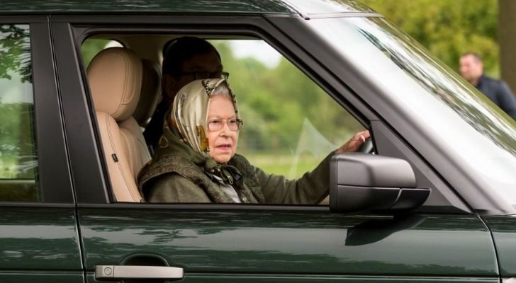 La reina Isabel II conduce su coche