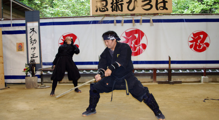"ninjas" de Iga, Japón actuando para un espectáculo.