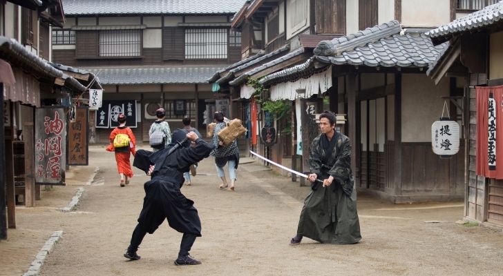 Samurai y ninja pelean en antiguas calles japonesas